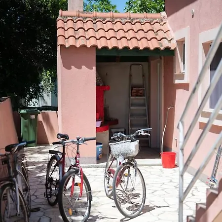 Whole Estate Just For You, 20m From Sandy