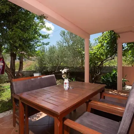 Whole Estate Just For You, 20m From Sandy Holiday home