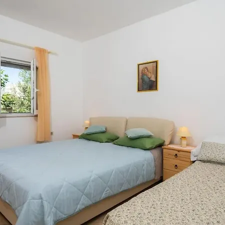 Whole Estate Just For You, 20m From Sandy Holiday home
