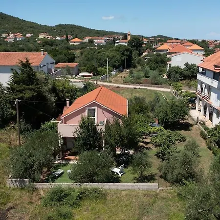 Whole Estate Just For You, 20m From Sandy Holiday home *