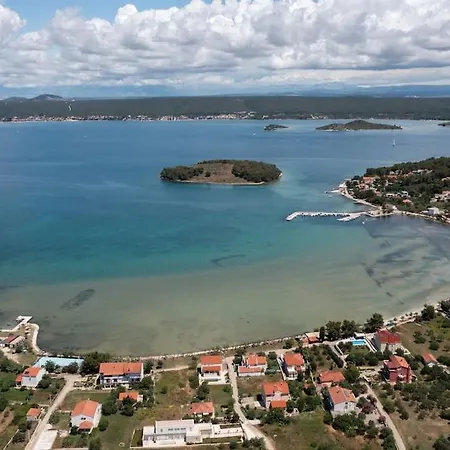 Whole Estate Just For You, 20m From Sandy