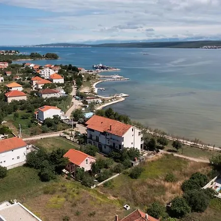 Whole Estate Just For You, 20m From Sandy