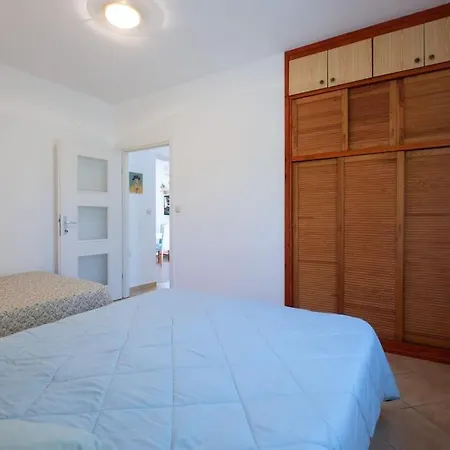 Whole Estate Just For You, 20m From Sandy Дом отдыха Mrljane