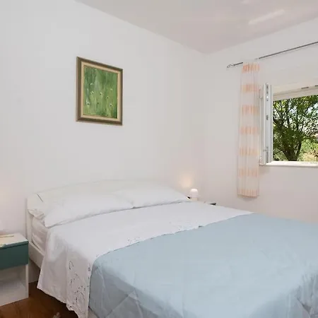 Whole Estate Just For You, 20m From Sandy Дом отдыха Mrljane