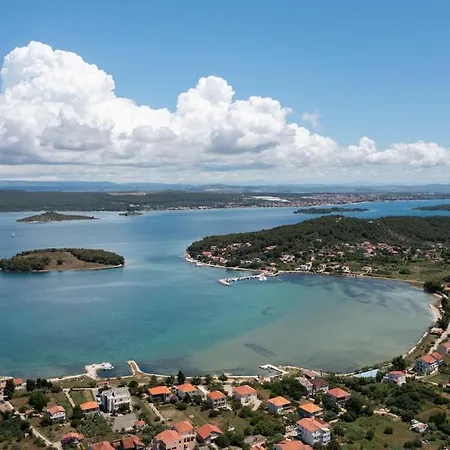 Whole Estate Just For You, 20m From Sandy Дом отдыха Mrljane