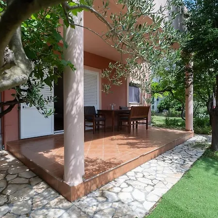 Whole Estate Just For You, 20m From Sandy