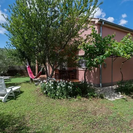 Whole Estate Just For You, 20m From Sandy