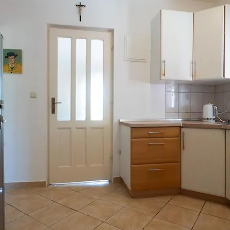 Whole Estate Just For You, 20m From Sandy