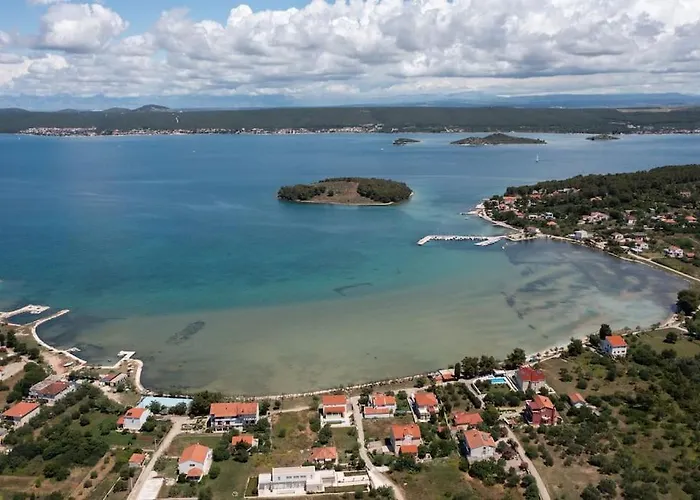 Whole Estate Just For You, 20m From Sandy