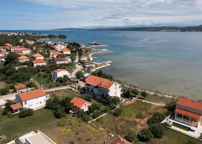 Whole Estate Just For You, 20m From Sandy