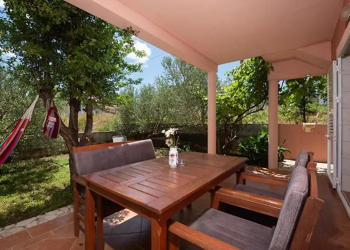 Whole Estate Just For You, 20m From Sandy