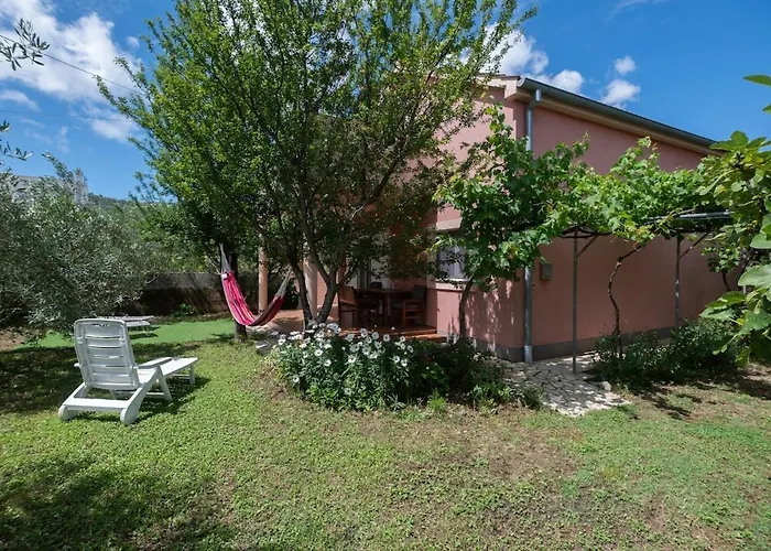 Whole Estate Just For You, 20m From Sandy