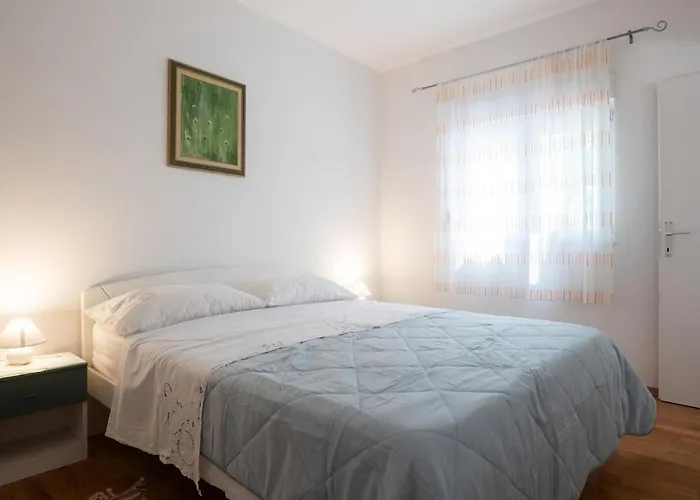 Whole Estate Just For You, 20m From Sandy