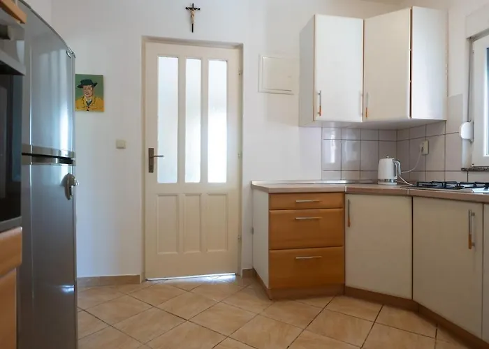 Whole Estate Just For You, 20m From Sandy